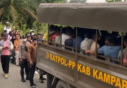 Satpol PP Kampar Pindahkan Pengungsi Rohingya ke Pekanbaru