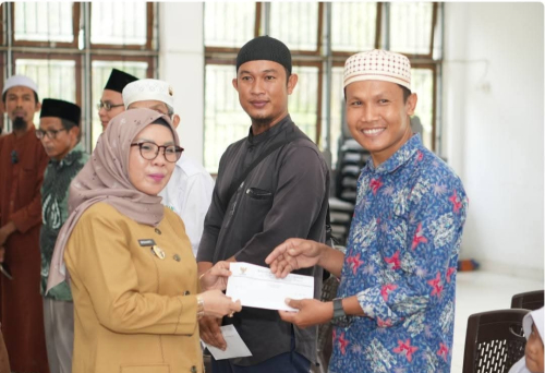 Wakil Bupati Kampar Serahkan Santunan Imam Masjid di Kecamatan Perhentian Raja
