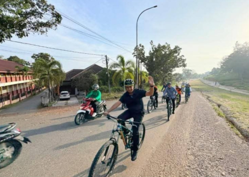 Dukung Transformasi Pola Kerja, Bupati Ahmad Yuzar dan Jajaran Bersepeda ke Kantor