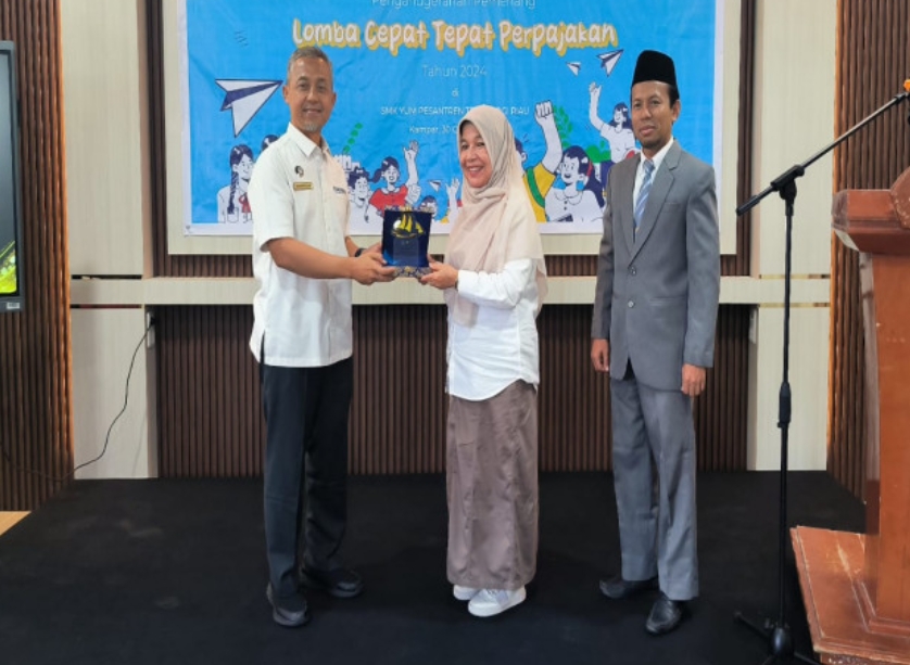 Kepala Bapenda Serahkan Penghargaan Pemenang Lomba Cepat Tepat Perpajakan