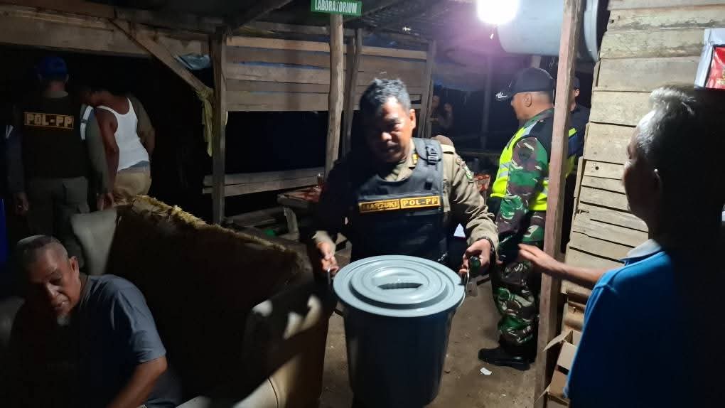 Berantas Pekat, Satpol PP Menutup Warung Tuak di Salo Timur
